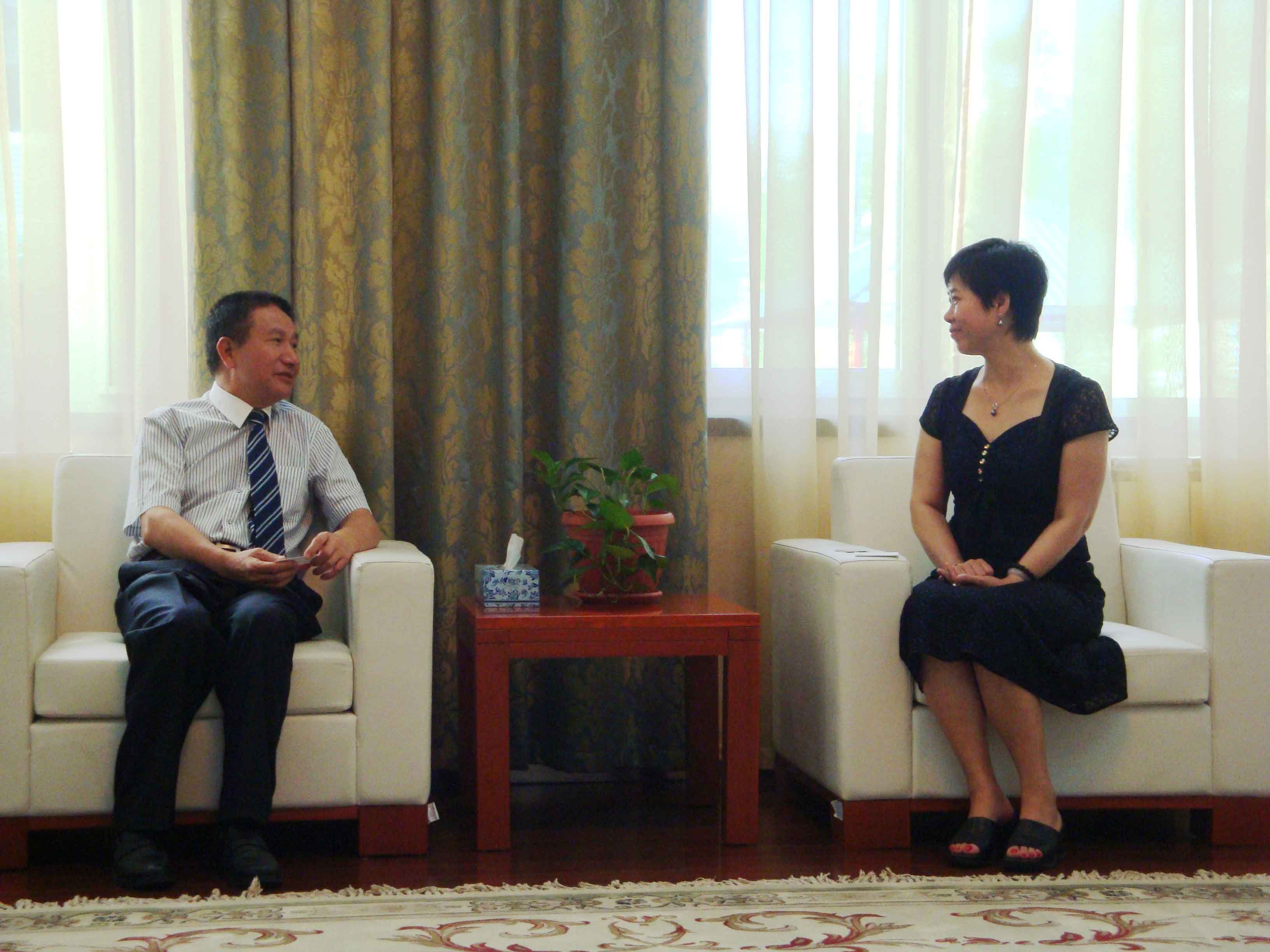集团董事长陈茂春与中国驻吉尔吉斯大使馆经济商务参赞金玉龙会晤.jpg
