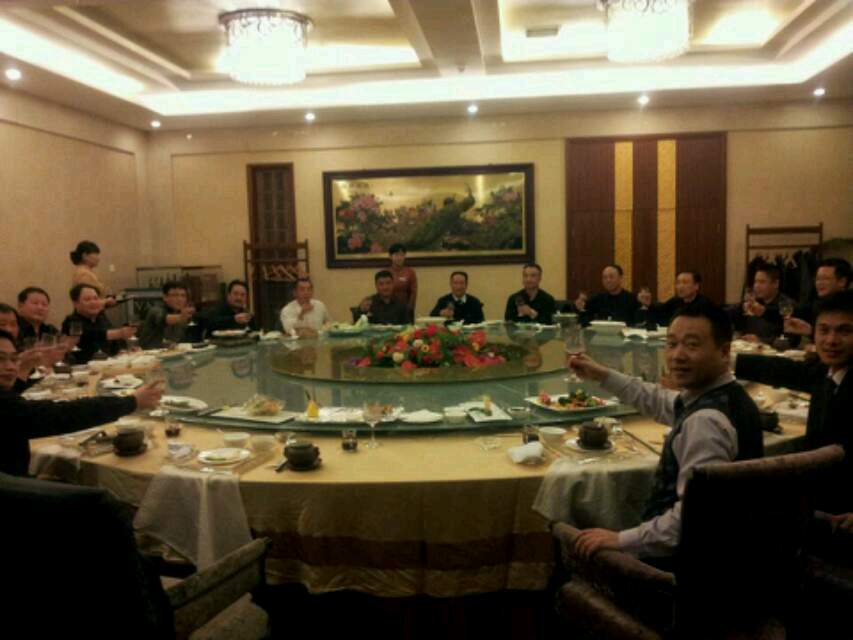 公司董事长陈茂春主持召开部级以上干部圆桌会议.jpg